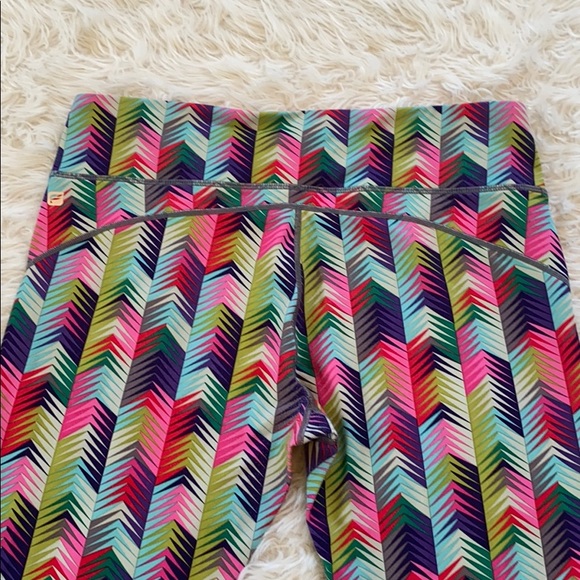 Fabletics colorful geometric print crop leggings L - Picture 9 of 15